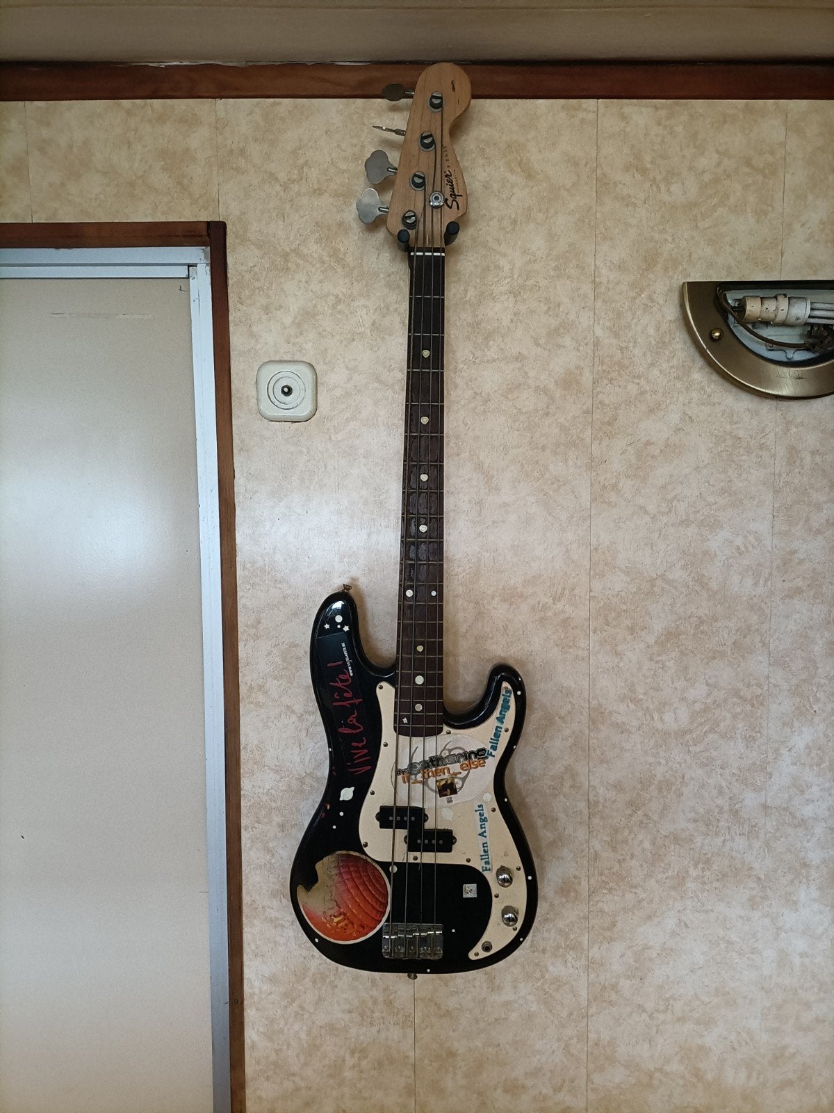 Squier Precision Bass - Zwart met stickers, Muziek en Instrumenten, Ophalen of Verzenden, Gebruikt, Elektrisch