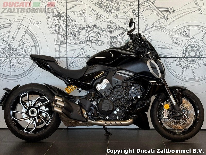 Ducati DIAVEL V4 (bj 2024), Motoren, Meer dan 35 kW, 1158 cc, Naked bike, Gebruikt