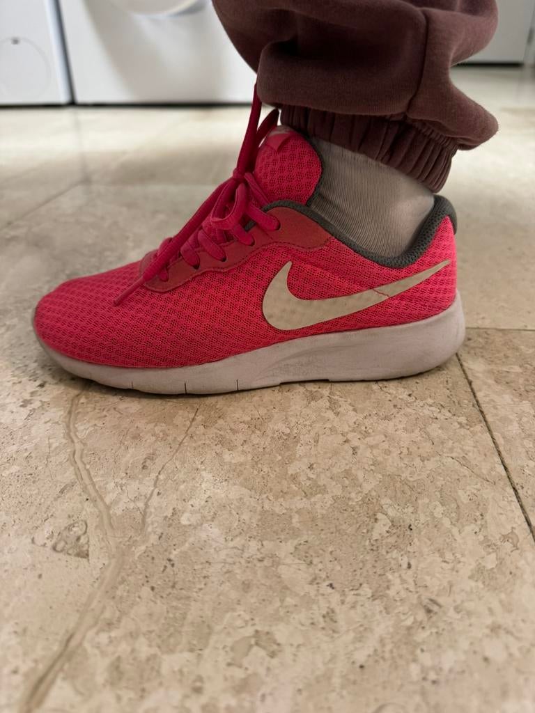Nike Tanjun, Ophalen of Verzenden, Zo goed als nieuw, Sneakers of Gympen