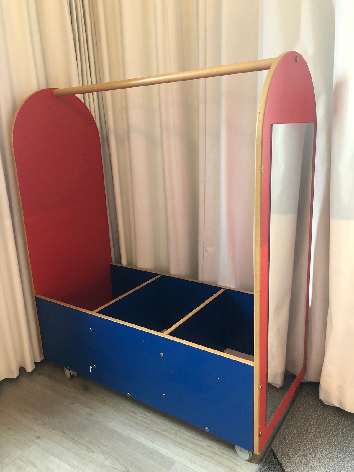 Stevige verkleedkleding kast op wieltjes, Kinderen en Baby's, Ophalen, Gebruikt