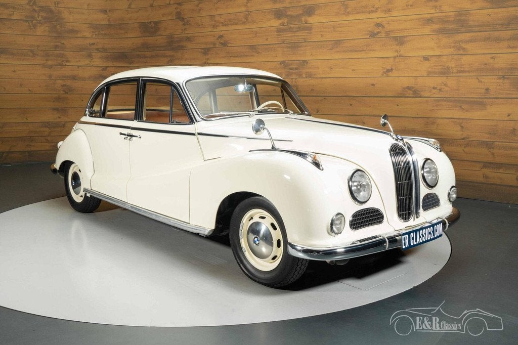 BMW 502 Sedan | 1962, Lederen bekleding, Achterwielaandrijving, 4 stoelen, Wit