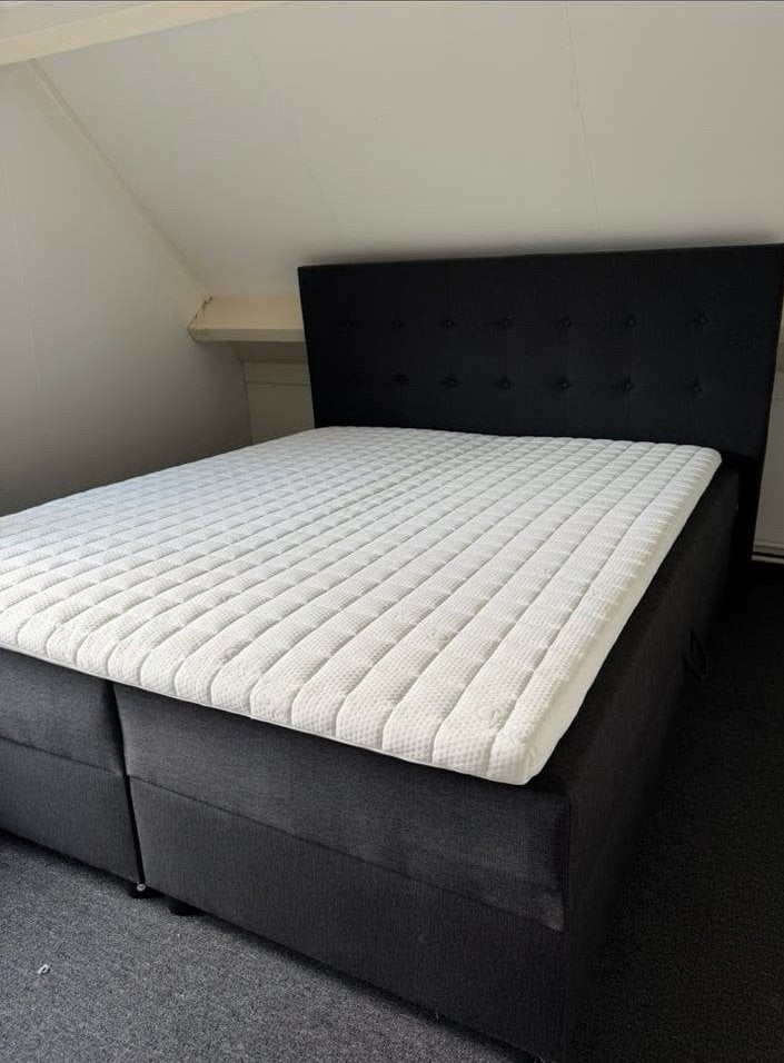 Jysk Boxspring 160x200 met hoofdbord en hoogwaardige toplaag, Tweepersoons, Ophalen of Verzenden, Zo goed als nieuw, 200 cm
