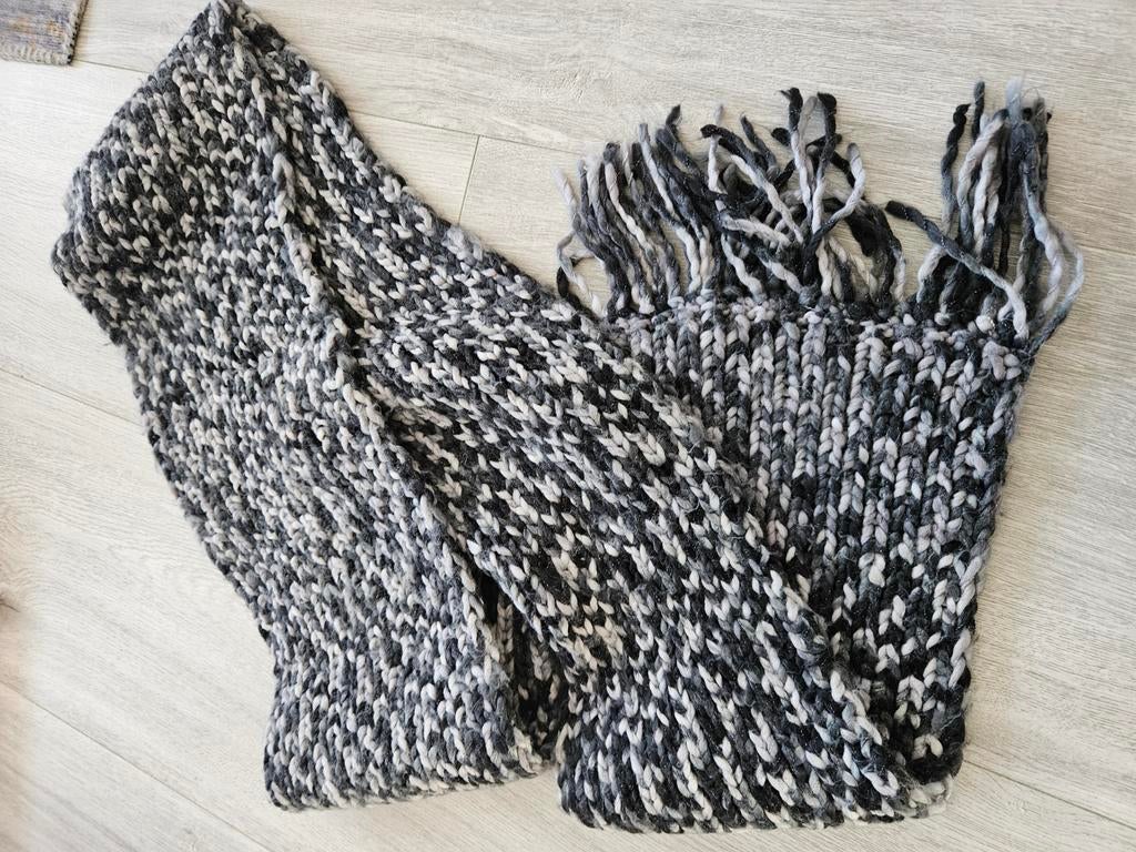 Handgebreide dikke wintersjaal grijs Nieuw, Kleding | Dames, Mutsen, Sjaals en Handschoenen, Ophalen of Verzenden, Nieuw, Sjaal