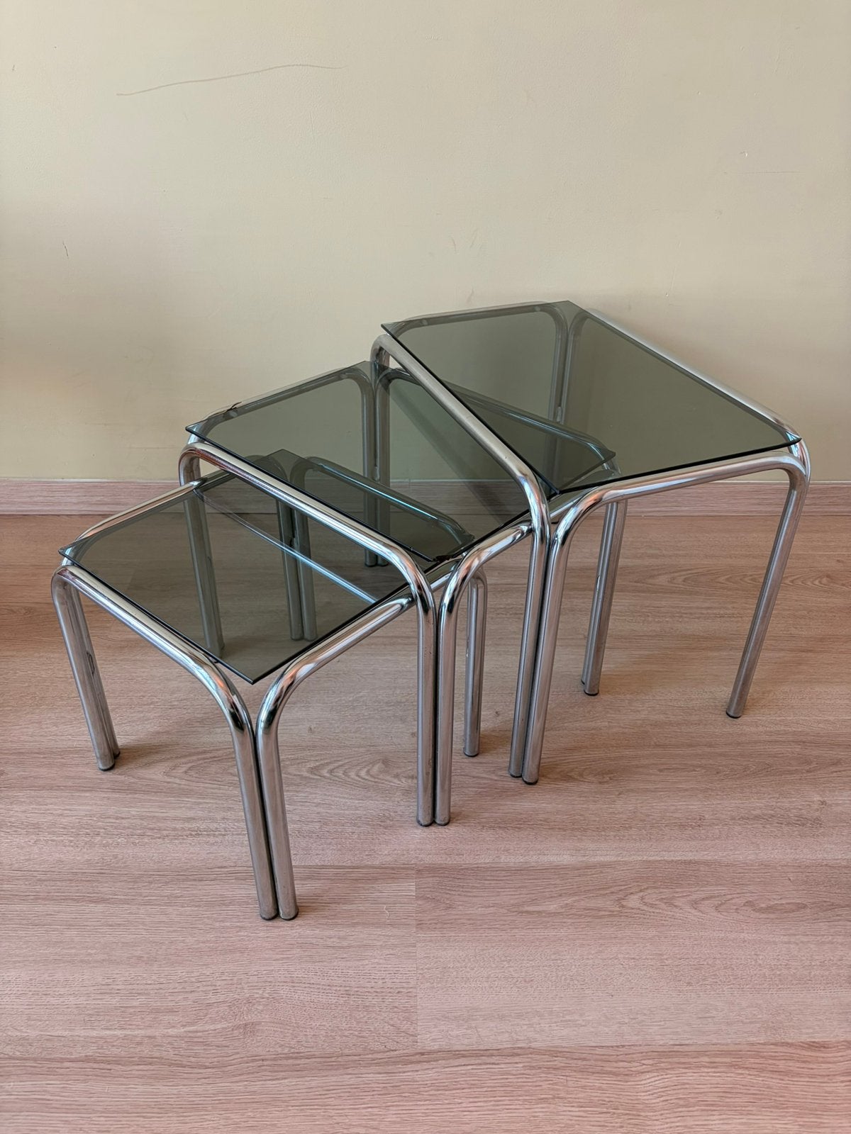 Nesting tables ~ rookglas ~ retro ~ vintage, Huis en Inrichting, Minder dan 45 cm, Minder dan 55 cm, Retto, Rond