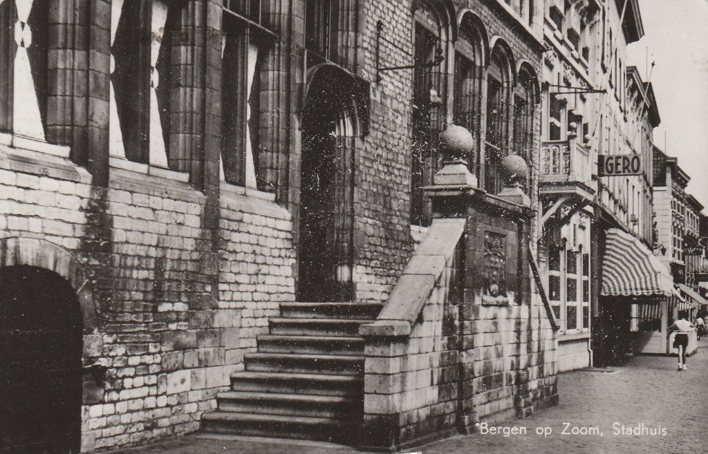 R051 oude ansichtkaart bergen op zoom stadhuis z/w gero, Ophalen of Verzenden, 1960 tot 1980, Gelopen, Noord-Brabant