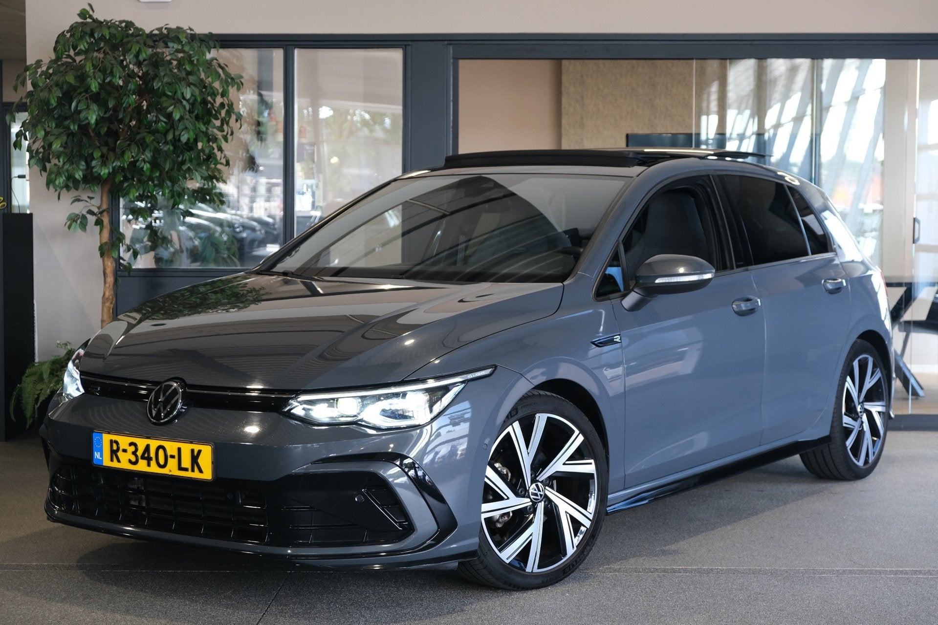 Volkswagen Golf 8 1.5 eTSI 2x R-Line DSG 150PK Pano Navi ACC, 4 cilinders, 150 pk, Alcantara, Bedrijf