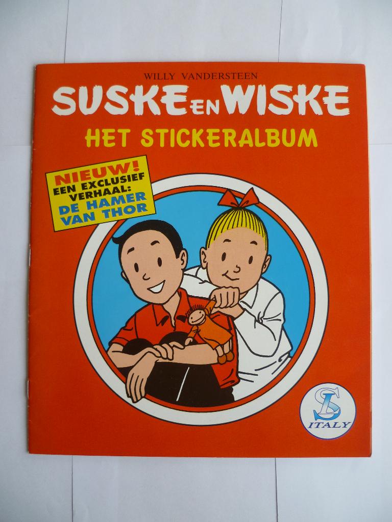 SUSKE EN WISKE"HET STICKERALBUM DE HAMER VAN THOR"UIT 1995, Boeken, Stripboeken, Zo goed als nieuw, Eén stripboek, Ophalen of Verzenden