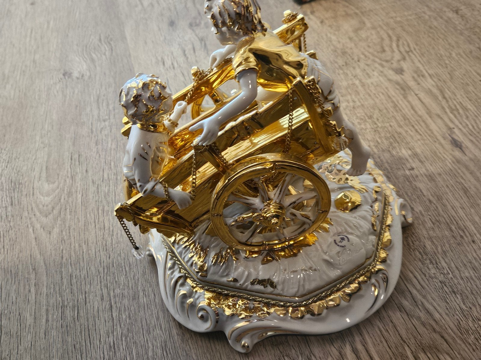 Capodimonte beeld: Kinderen in wagen met veel goud, Ophalen
