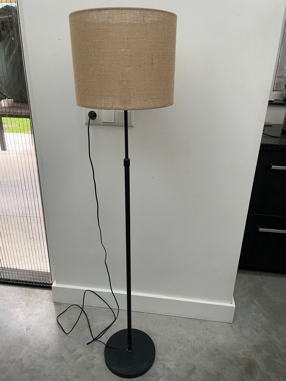 Staande lamp met jute kap, 1.40m hoog, Huis en Inrichting, Lampen | Vloerlampen, Ophalen, Gebruikt, 100 tot 150 cm