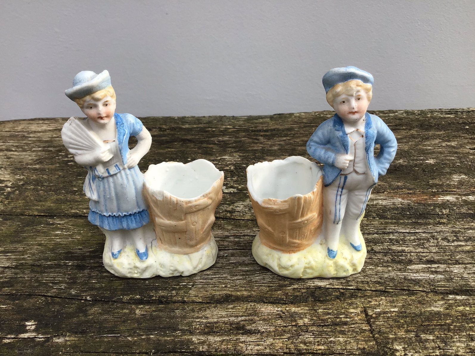 2 oude bisquit porseleinen beeldjes man en vrouw, Ophalen of Verzenden