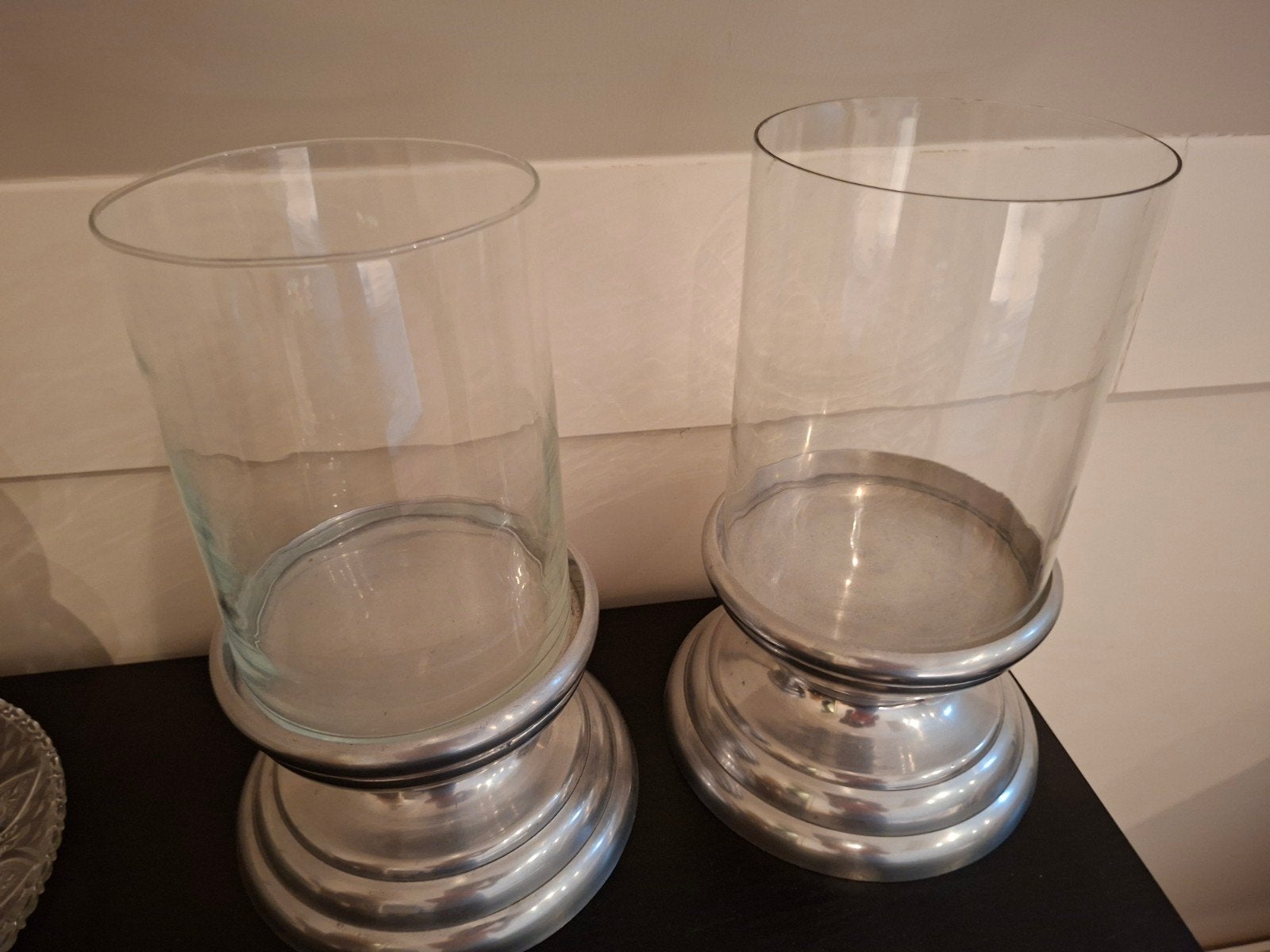 Set van 2 windlichten met glazen cilinder en metalen voet, Huis en Inrichting, Woonaccessoires | Kandelaars en Kaarsen, Ophalen
