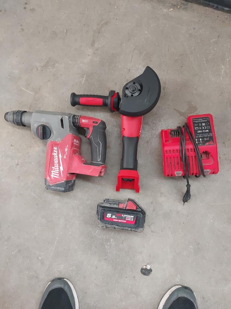 Milwaukee Haakse Slijper & Klopboor met Accu en Lader, Doe-het-zelf en Verbouw, Gereedschap | Boormachines, Boor- en/of Breekhamer