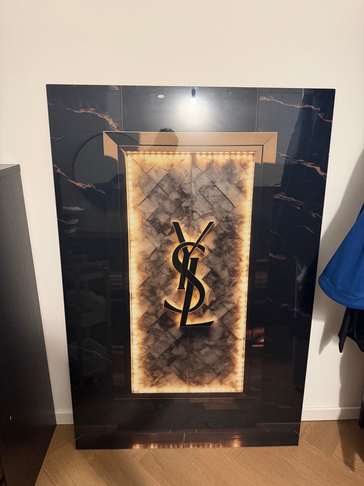 Wallfield wanddecoratie, Ophalen