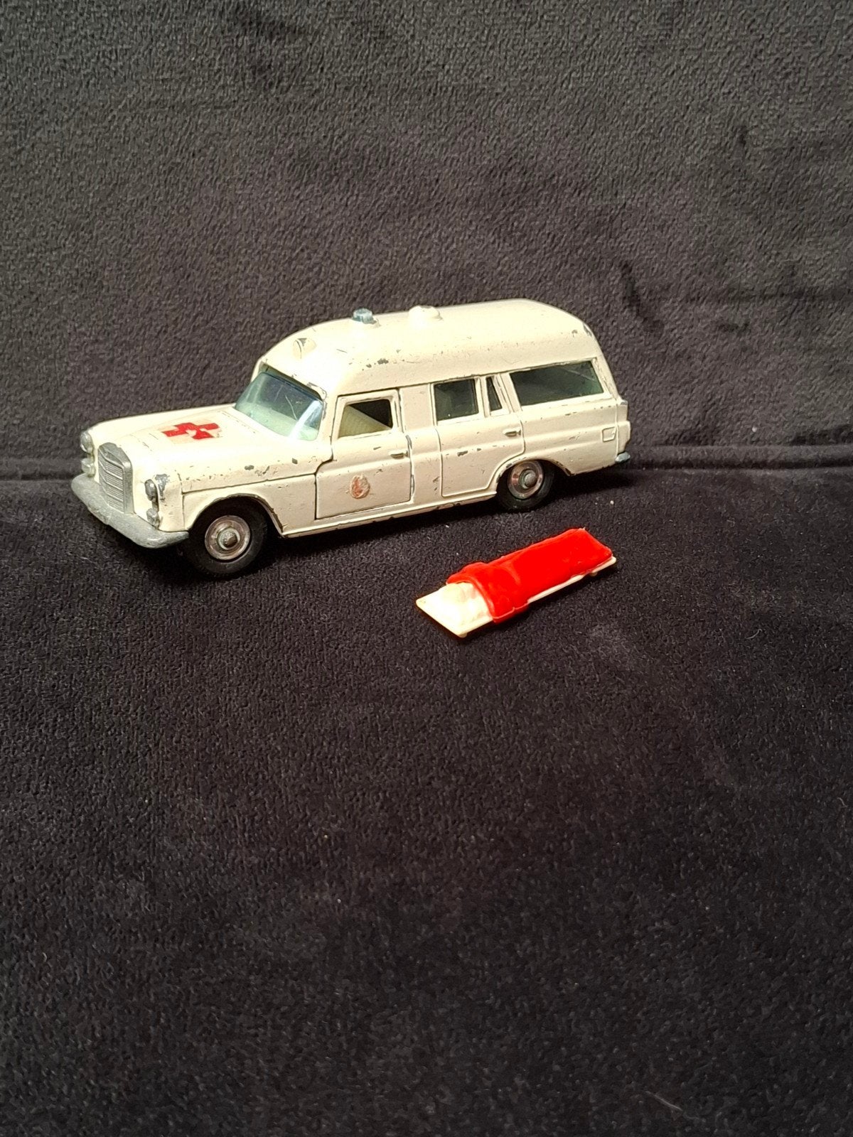 Matchbox King Size K-6 Ambulance met brancard en deken, Ophalen of Verzenden, Gebruikt, Auto, Matchbox