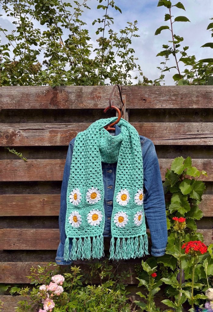 Gehaakte retro granny squares sjaal met margrieten - 1 maat, Maat 42/44 (L), Nieuw, Ophalen of Verzenden, Handgemaakt