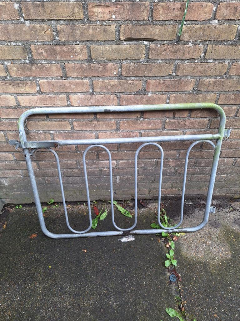 Metalen hekwerk/rek voor tuin of erf, Ophalen of Verzenden, Gebruikt, IJzer, Sierhekwerk