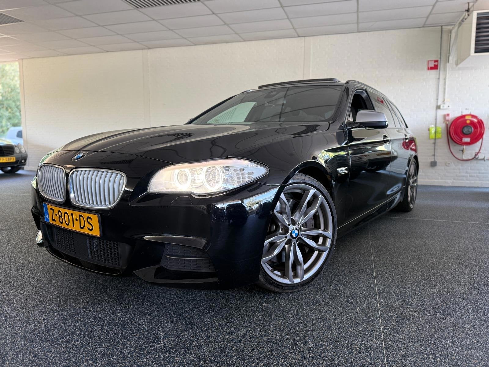 BMW 5-serie Touring M550xd |Stoel Verwarming/Ventilatie | Ca, Auto's, Automaat, Gebruikt, 2993 cc, Zwart