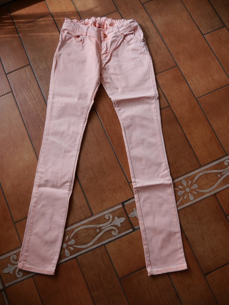 Zalmroze broek van Vingino, Broek, Meisje, Ophalen of Verzenden, Zo goed als nieuw