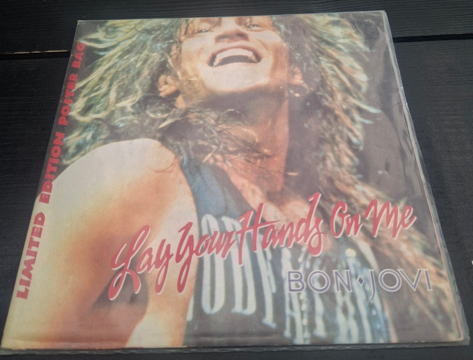 bon jovi single lay your hands on me ( poster sleeve), Inclusief poster, 7 inch, Ophalen of Verzenden, Zo goed als nieuw