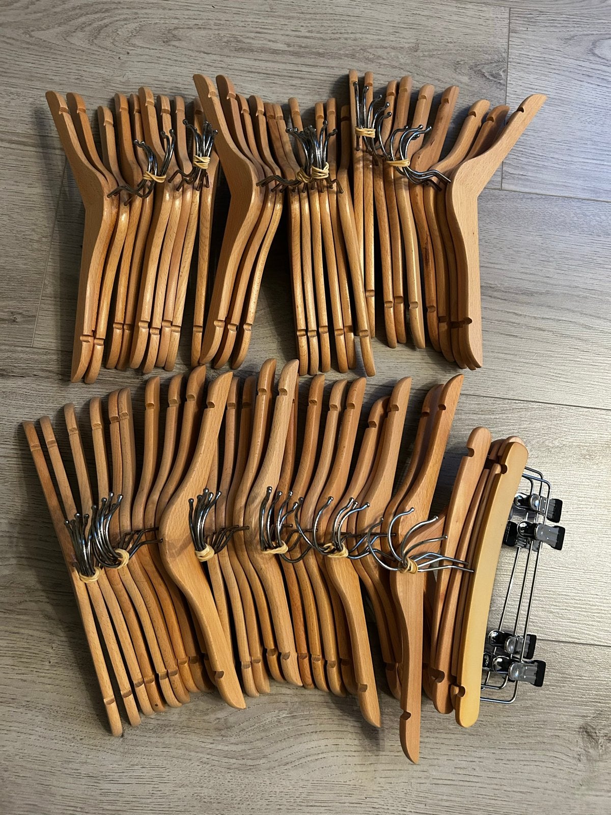 59 houten kledinghangers van IKEA, Ophalen of Verzenden, Gebruikt, Hout, Volwassenen