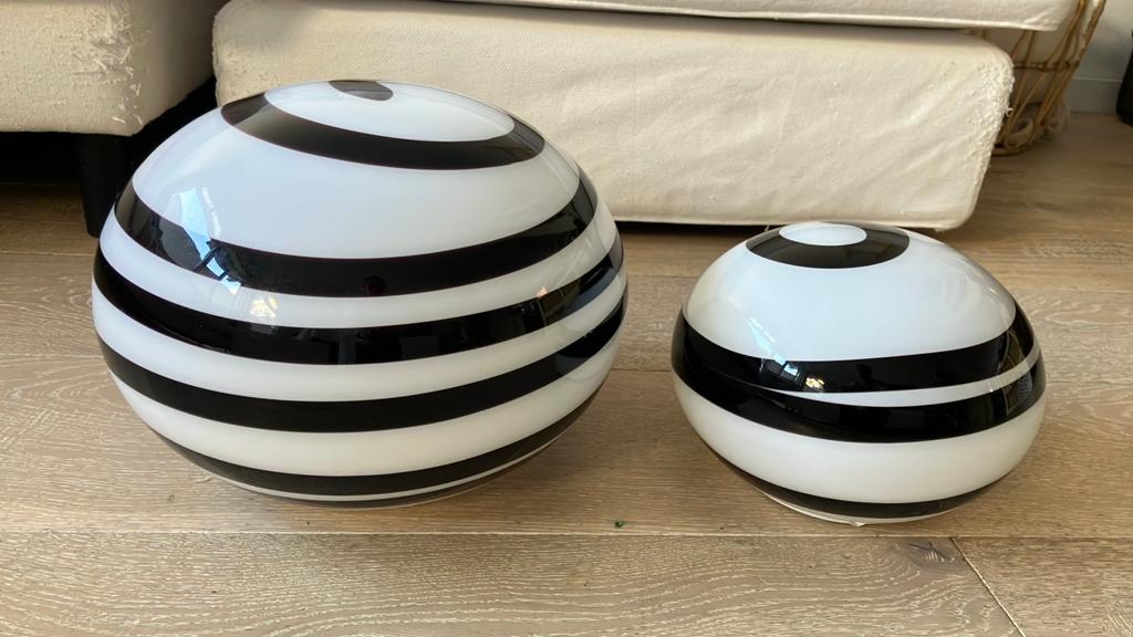 Set: 2 vintage zwart/aubergine-wit gestreepte glazen bollen, Ophalen