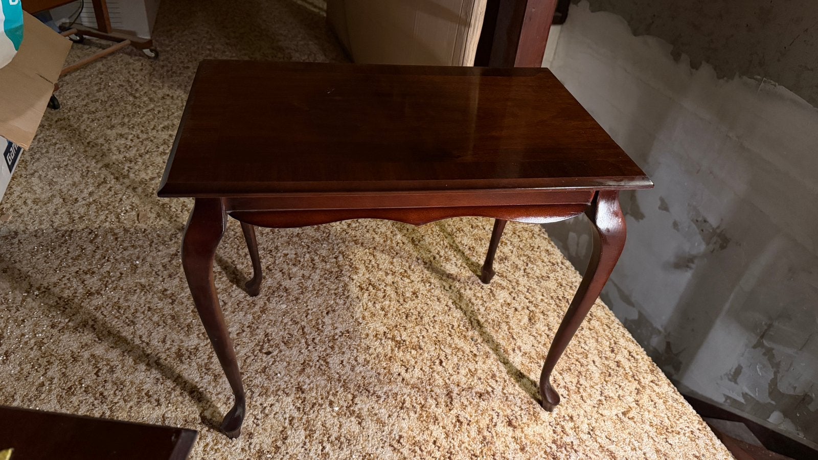2x Bijzettafel hout Queen-Anne stijl, Ophalen