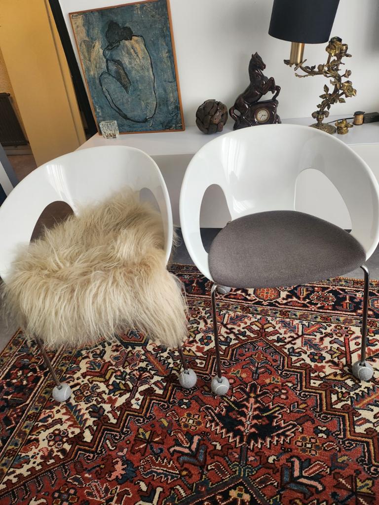 2 witte kuipstoelen, Ophalen of Verzenden, Gebruikt, Riet
