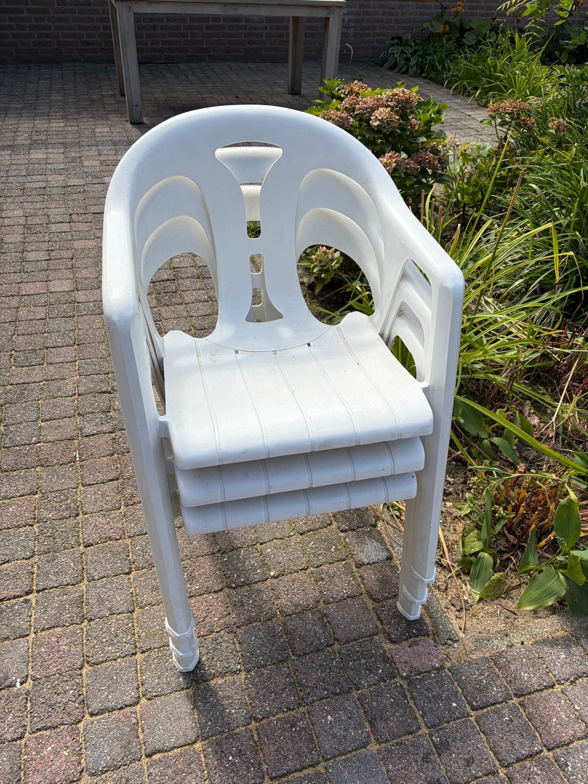 3 Witte kunststof stoelen, Huis en Inrichting, Ophalen, Kunststof, Gebruikt, Drie