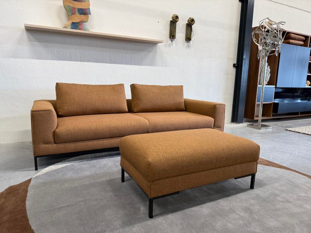 Nieuw Design on Stock Aikon Lounge Bank 4 zits Milton Rust, 75 tot 100 cm, Ophalen of Verzenden, Rechte bank, Stof