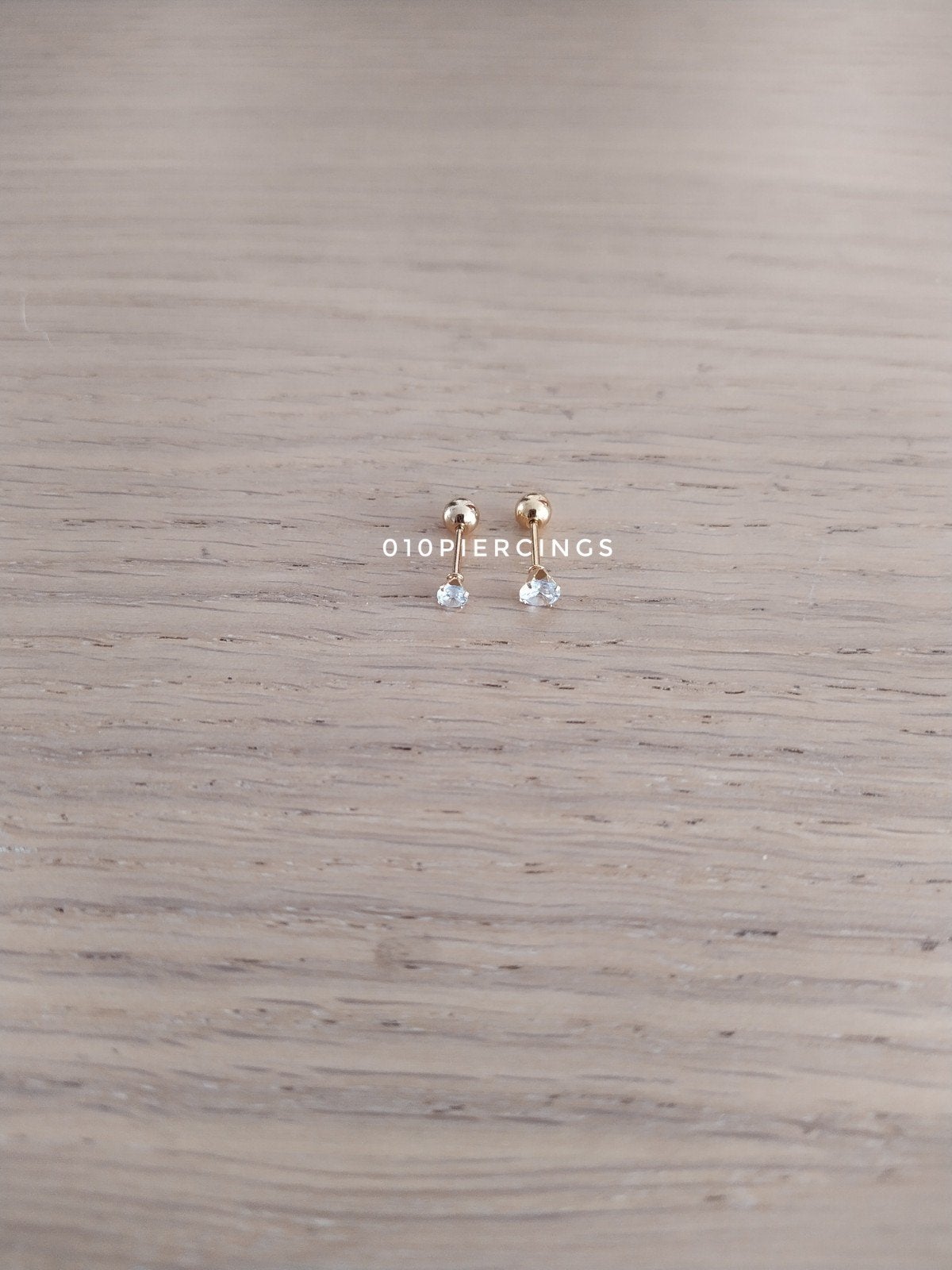 Nieuwe tragus, helix, oorpiercing. Goud. Rond steentje., Ophalen of Verzenden, Zo goed als nieuw, Oor- of Traguspiercing