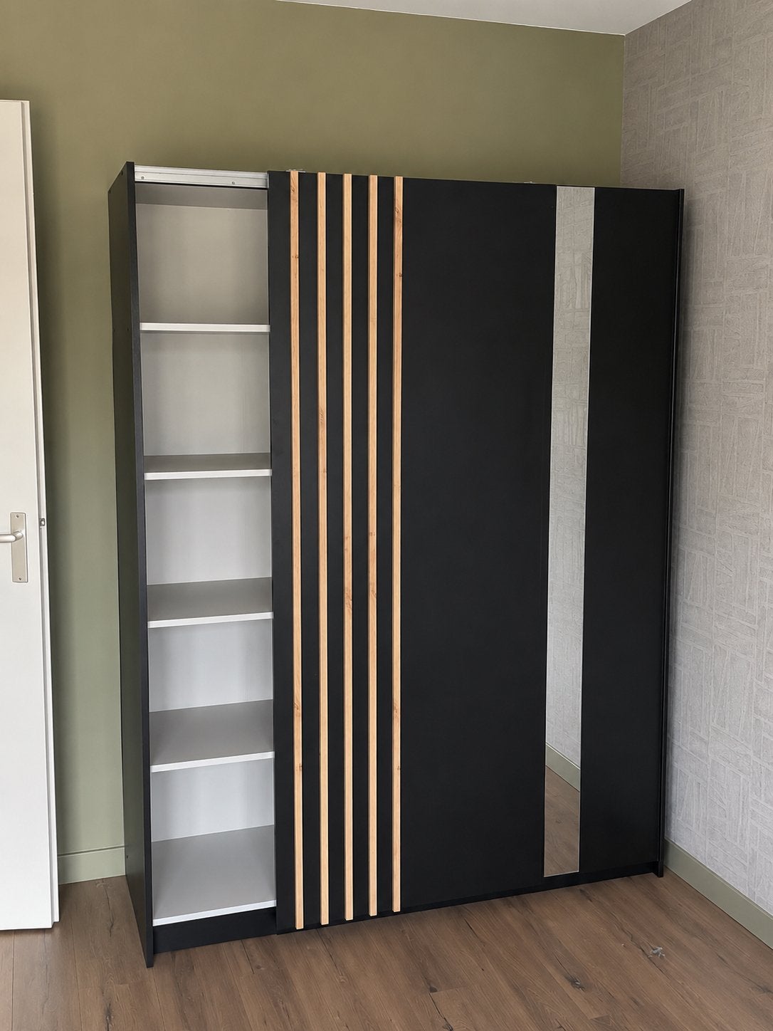 Moderne kledingkast met schuifdeuren en spiegel, Huis en Inrichting, Kasten | Kledingkasten, Ophalen, Met plank(en), 200 cm of meer