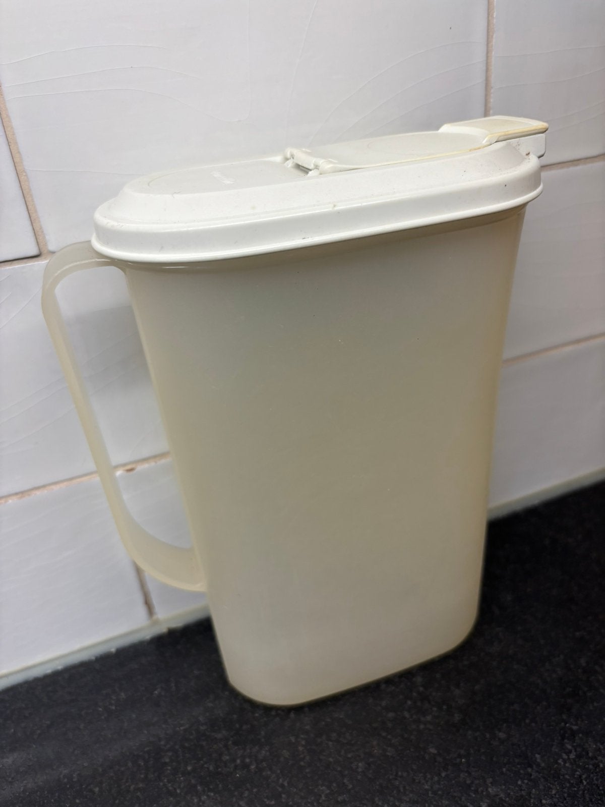 Tupperware kan koelkastkan sapkan 2 liter waterkan wit, Ophalen of Verzenden, Gebruikt, Wit, Beker of Kan
