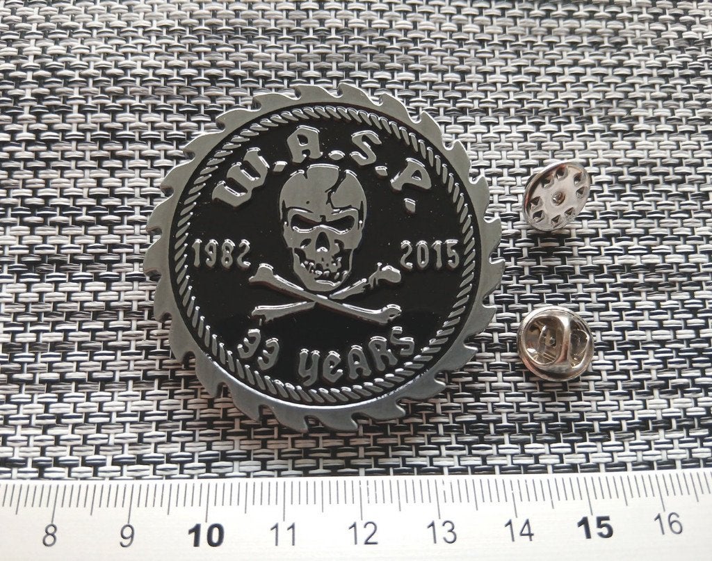 W.A.S.P. erg mooie shaped 33 years pin badge speld n6 WASP, Verzenden, Nieuw, Overige typen