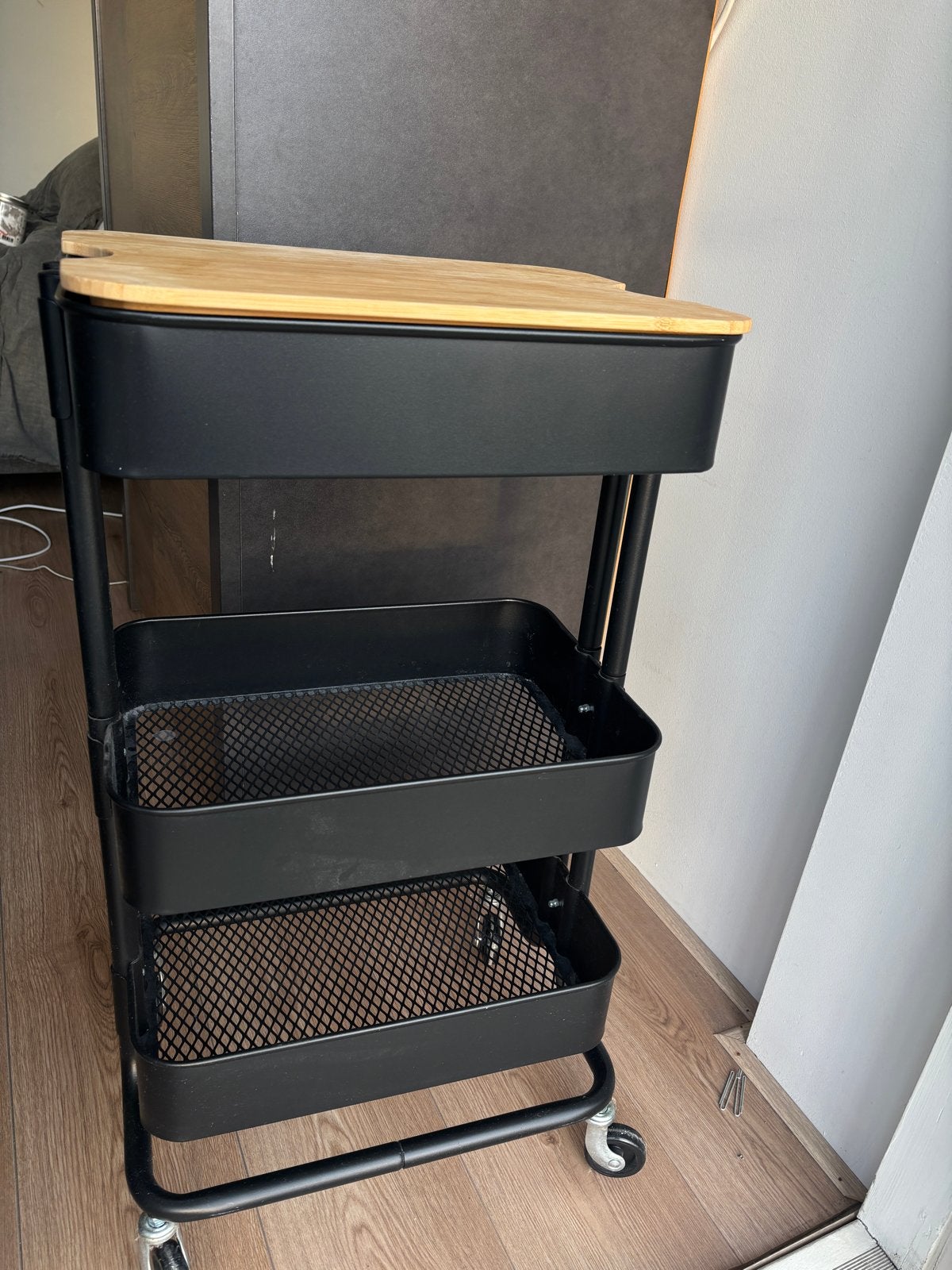 IKEA RÅSKOG roltafel zwart met HÖGSMA bamboe snijplank, Ophalen, Zo goed als nieuw, Zwart, Metaal