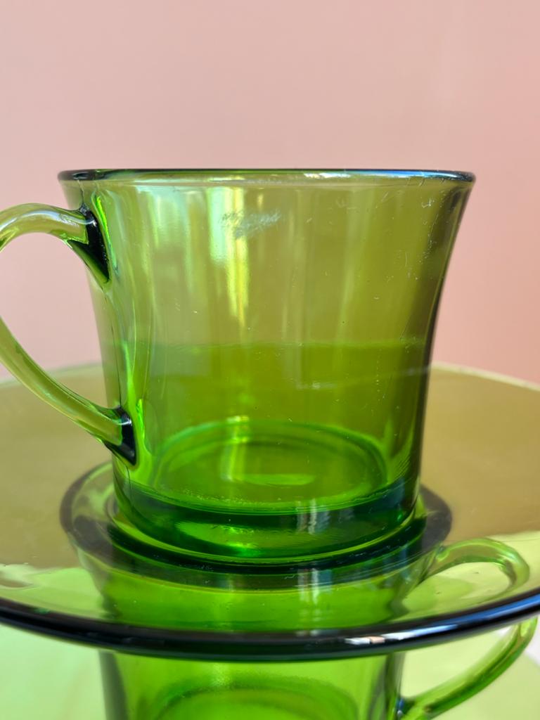 Set van 4 vintage Duralex groene glazen kopjes met schotels, Ophalen of Verzenden