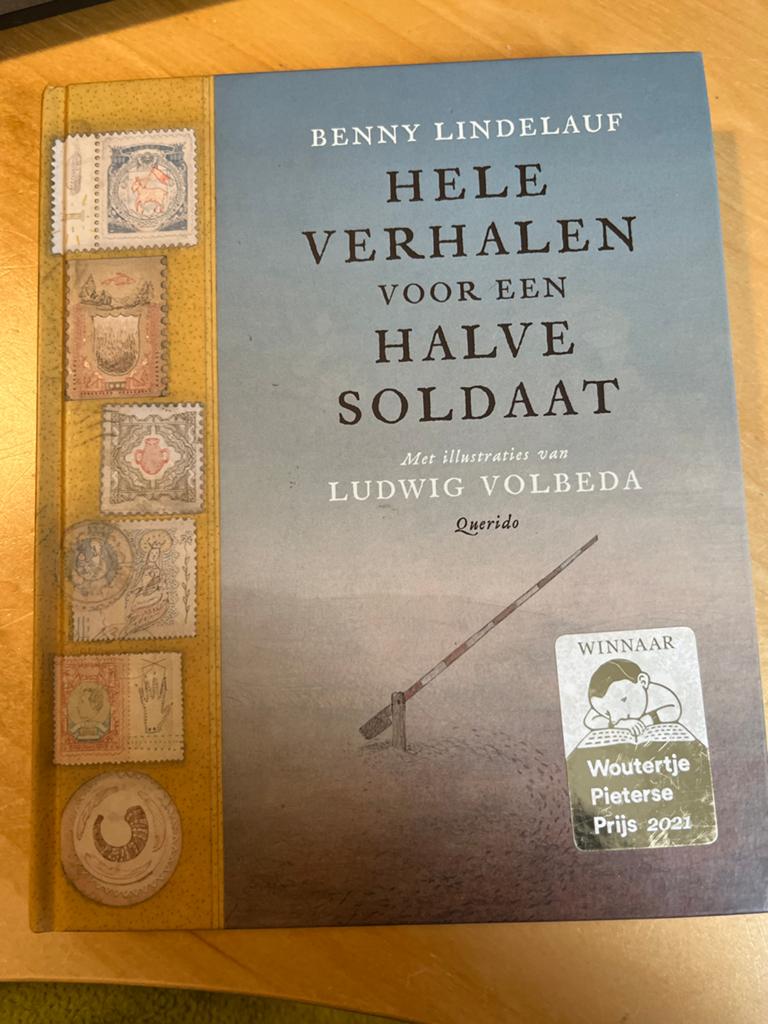 Hele Verhalen voor een Halve Soldaat - Benny Lindelauf, Boeken, Ophalen of Verzenden, Zo goed als nieuw, Nederland