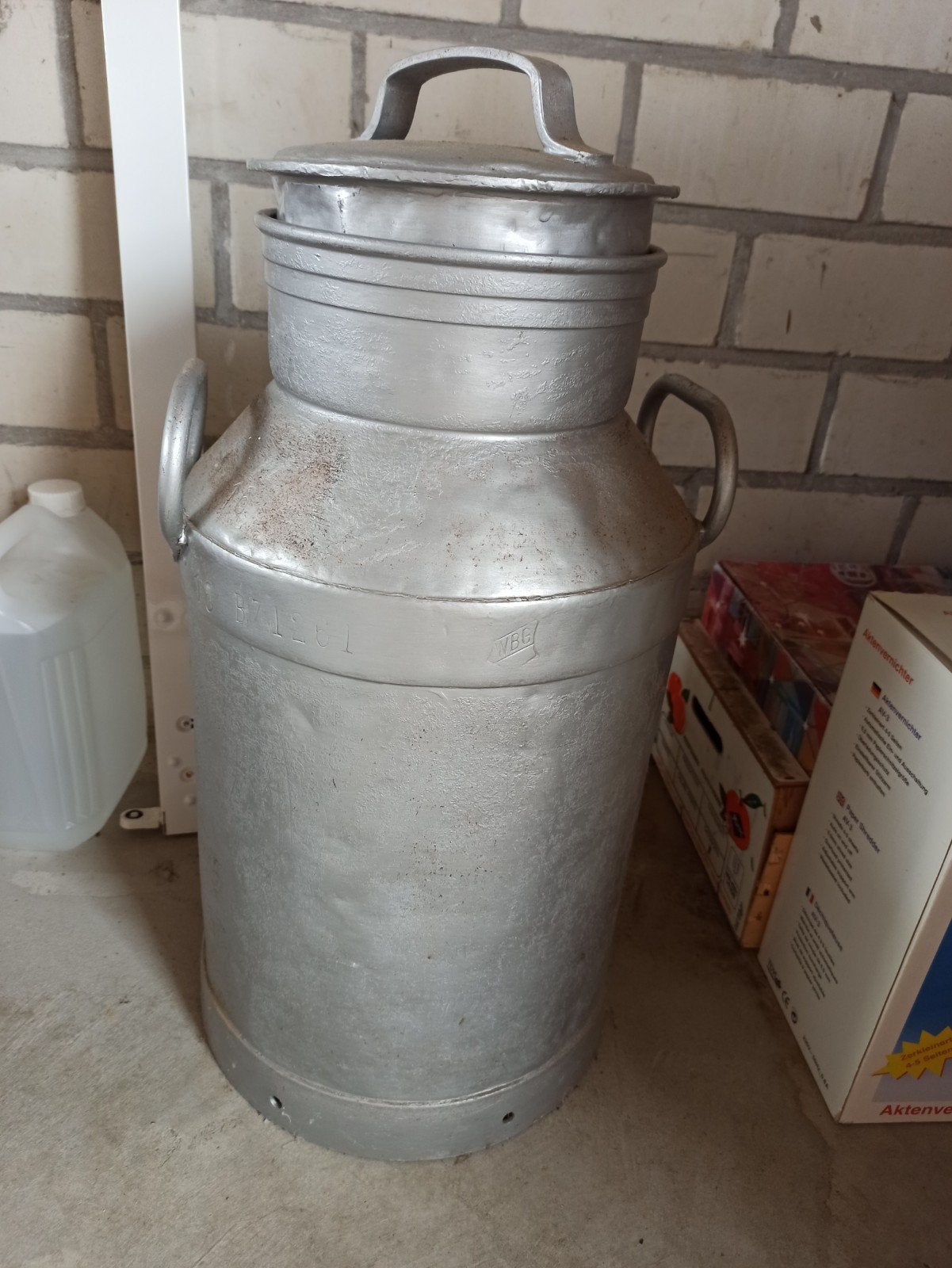 Vintage Hollandia melkbus, Ophalen