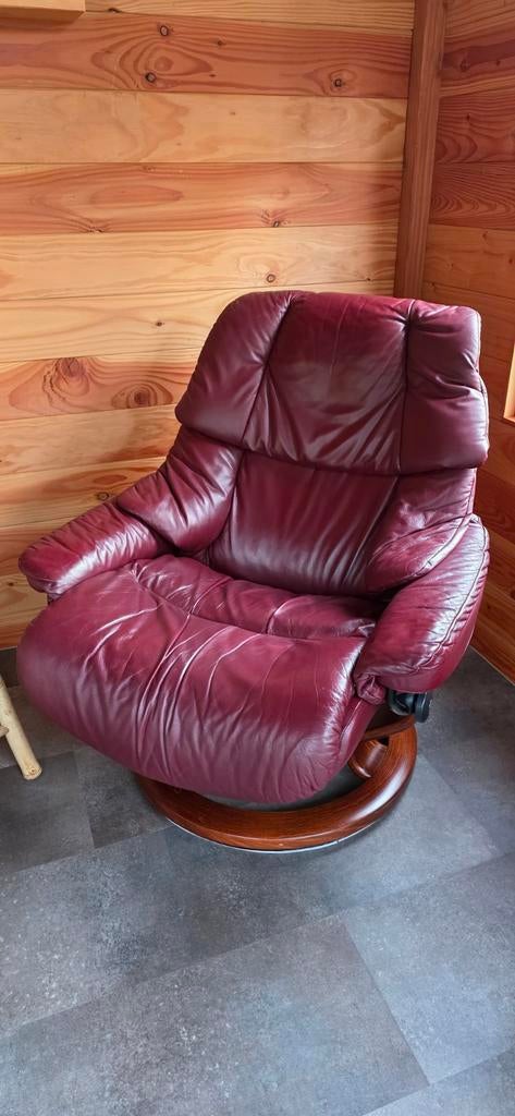 Rode leren fauteuil met houten onderstel, Huis en Inrichting, Fauteuils, Ophalen, 75 tot 100 cm, Leer, 50 tot 75 cm
