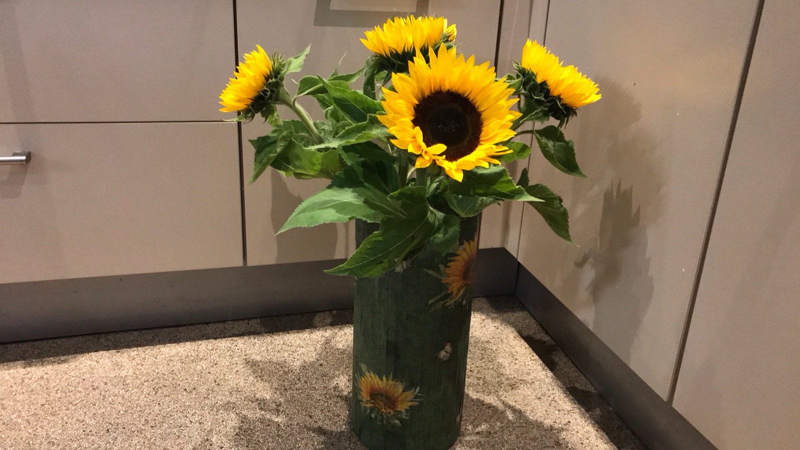Decoratieve vazen met zonnebloemen en vlinders enz, Ophalen of Verzenden, Nieuw
