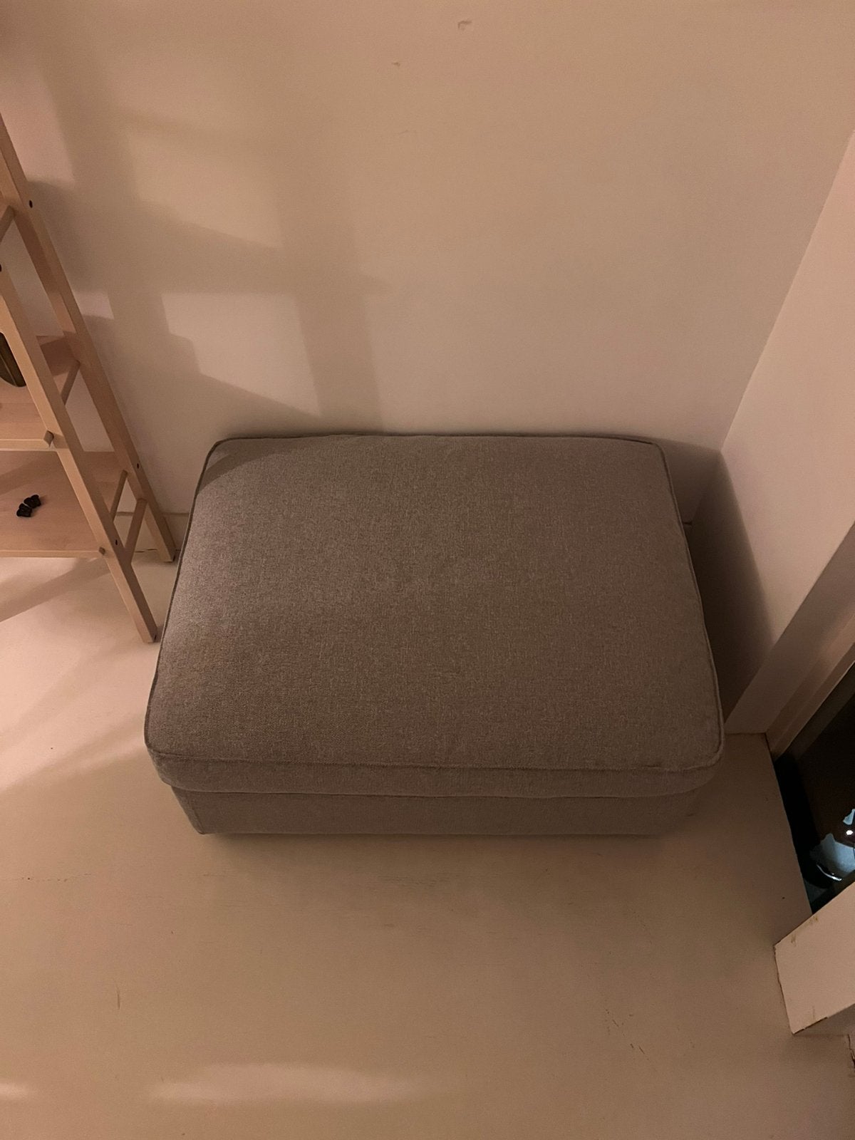 IKEA KIVIK voetenbank met opbergruimte – grijs, Ophalen, Kunststof, 50 tot 75 cm, Zo goed als nieuw