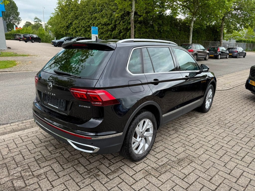 Volkswagen Tiguan 1.4 TSI eHybrid Business+ 245PK Automaat i, Auto's, Volkswagen, 1716 kg, 4 cilinders, Alcantara, Zwart