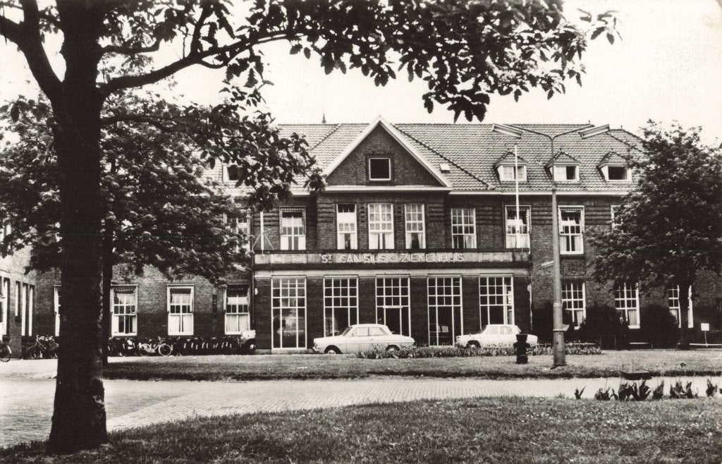 Nijmegen Sint Canisiusziekenhuis Hoofdingang M8298, Ophalen, 1960 tot 1980, Gelopen, Gelderland