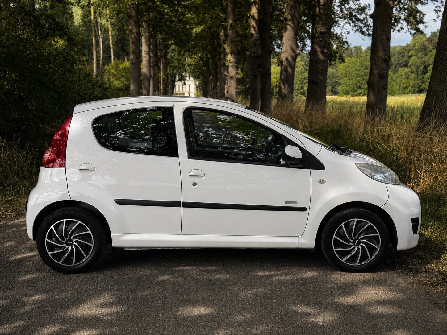 Peugeot 107 1.0 5DRS 2011|AIRCO|NAP|APK|ELEK RAMEN|, Auto's, Peugeot, Voorwielaandrijving, Stof, Zwart, 4 stoelen