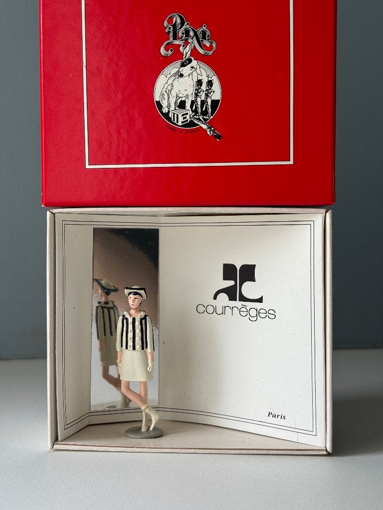 Courrèges 1965 - pixi-mode - Haute Couture, Verzamelen, Ophalen of Verzenden, Overige figuren, Zo goed als nieuw, Boek of Spel