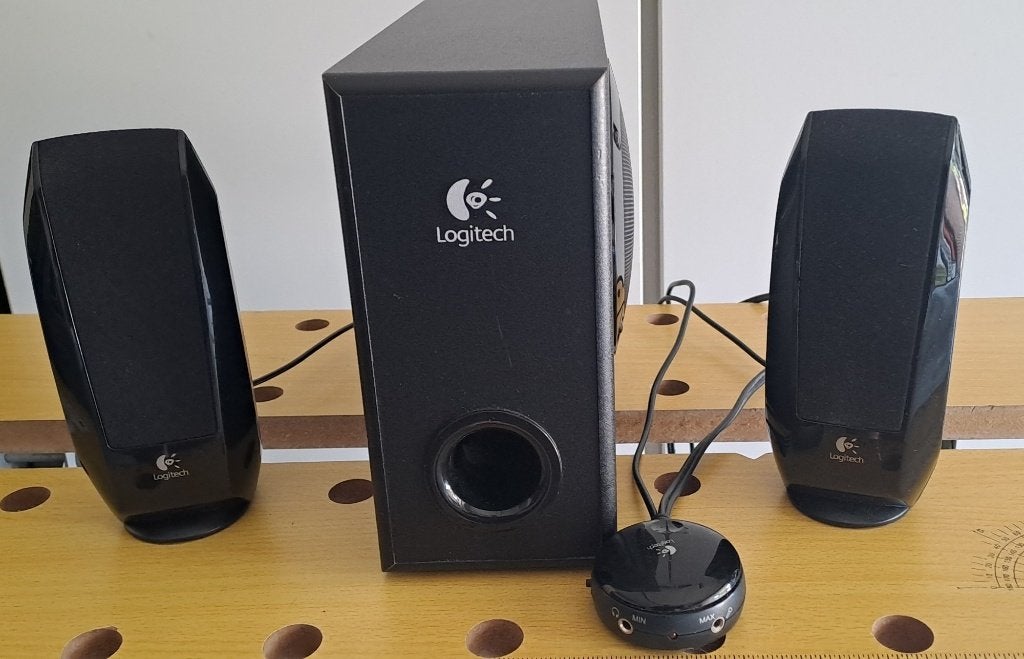 LOGITECH S220 , 2.1 Speakerset met aparte woofer, Overige merken, Gebruikt, Subwoofer, Verzenden