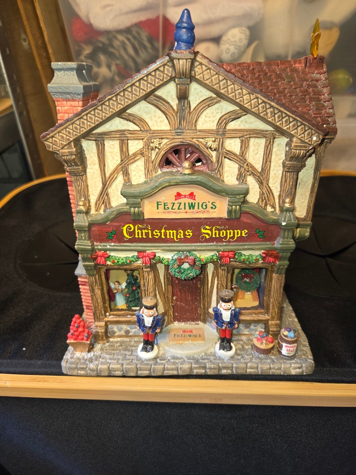 lemax huisje fezziwig christmas shop, Diversen, Kerst, Ophalen of Verzenden, Gebruikt