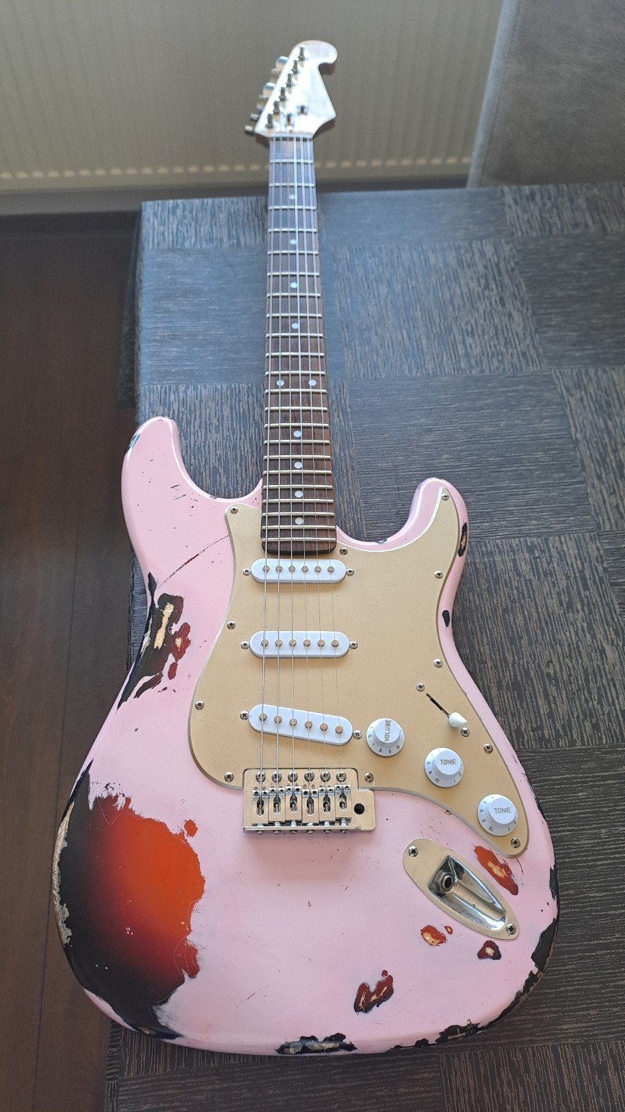 SX Stratocaster - Roze Relic Finish, Muziek en Instrumenten, Snaarinstrumenten | Gitaren | Elektrisch, Ophalen, Gebruikt, Solid body