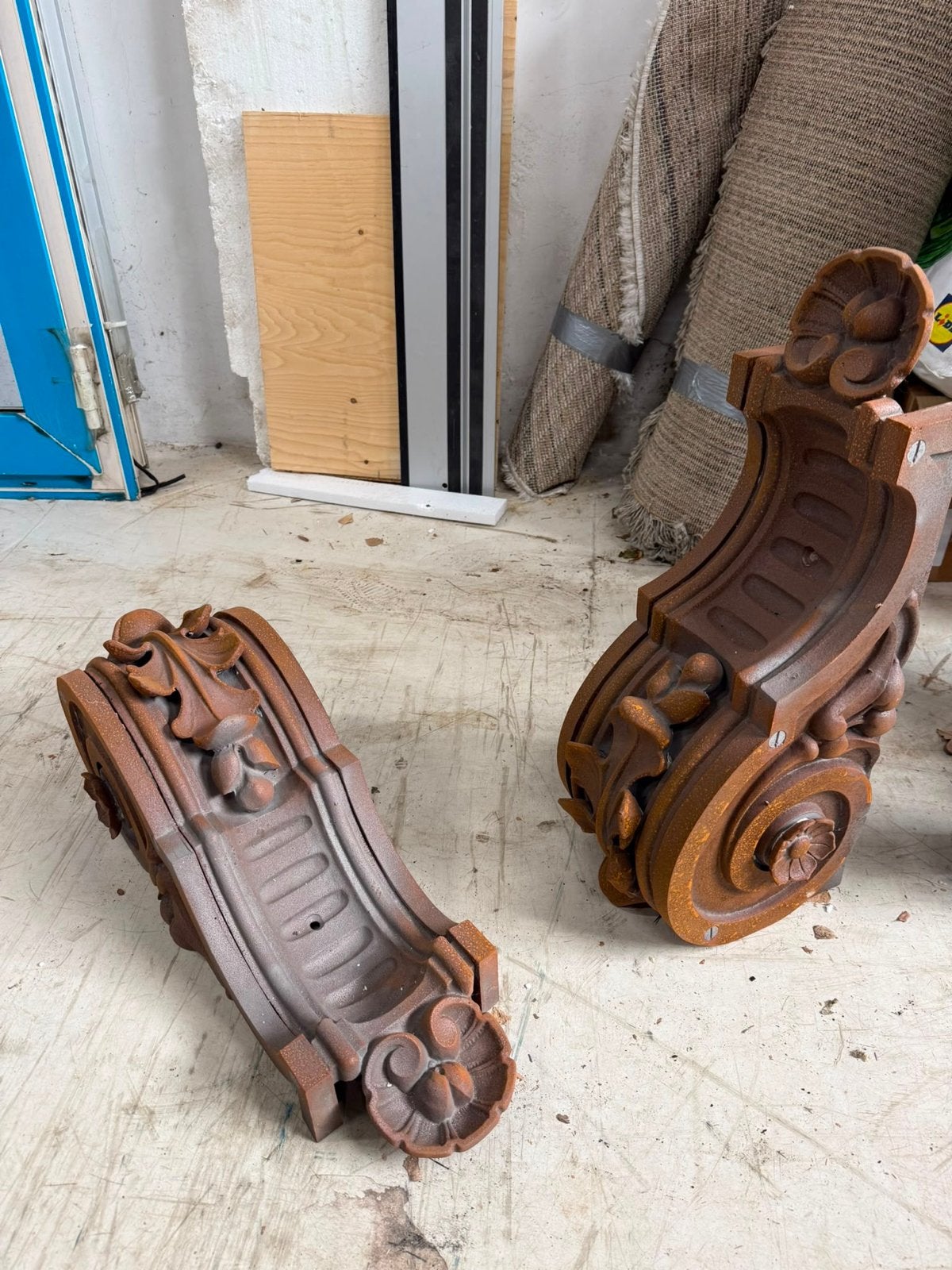 Twee Zware Gietijzeren Ornamenten - Decoratieve Steunen, Ophalen