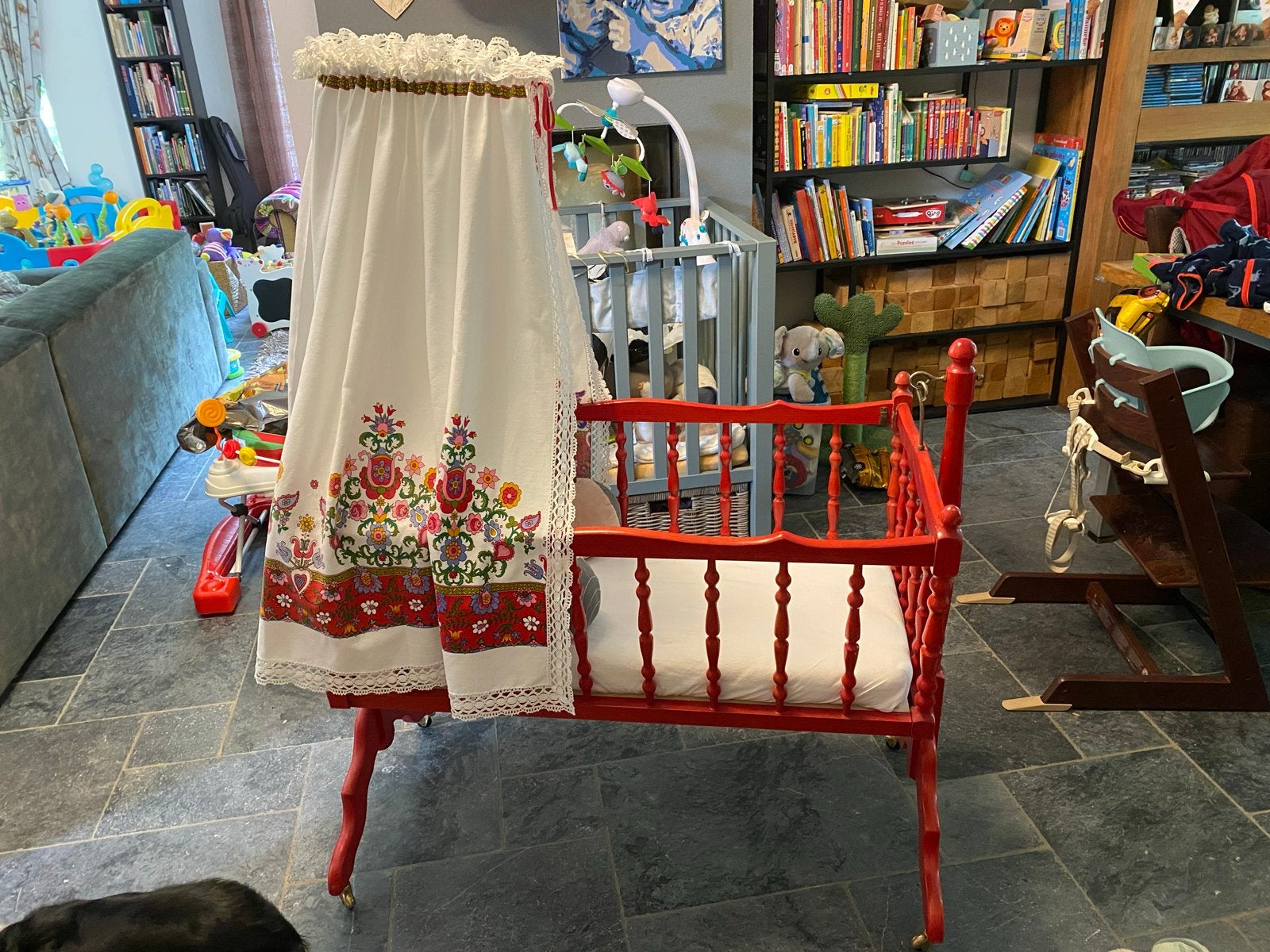 Rood houten vintage wiegje met hemeltje en matrasje, Ophalen of Verzenden, Gebruikt, Wieg