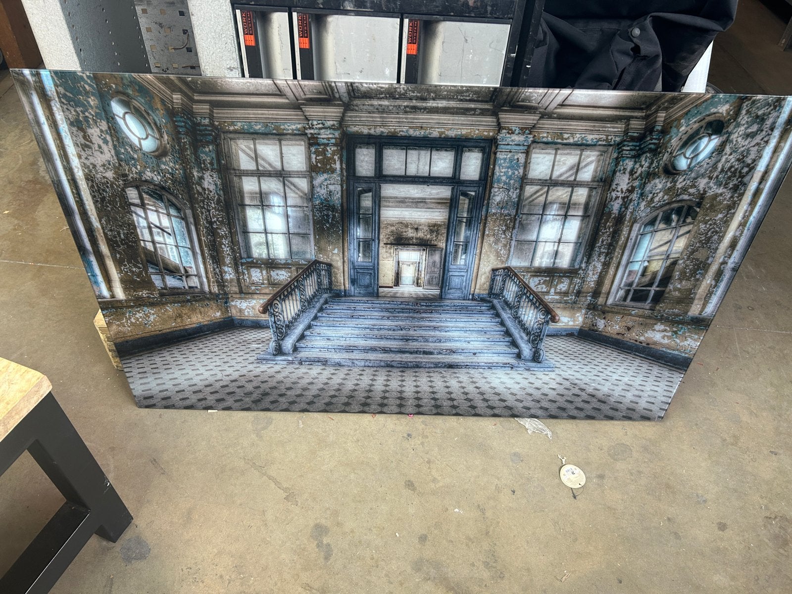 Schilderij op glas van verlaten hal met trap, Antiek en Kunst, Kunst | Schilderijen | Klassiek, Realistisch, Overige ondergronden